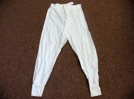 Kalesony za złotówkę w wojskowym lumpeksie