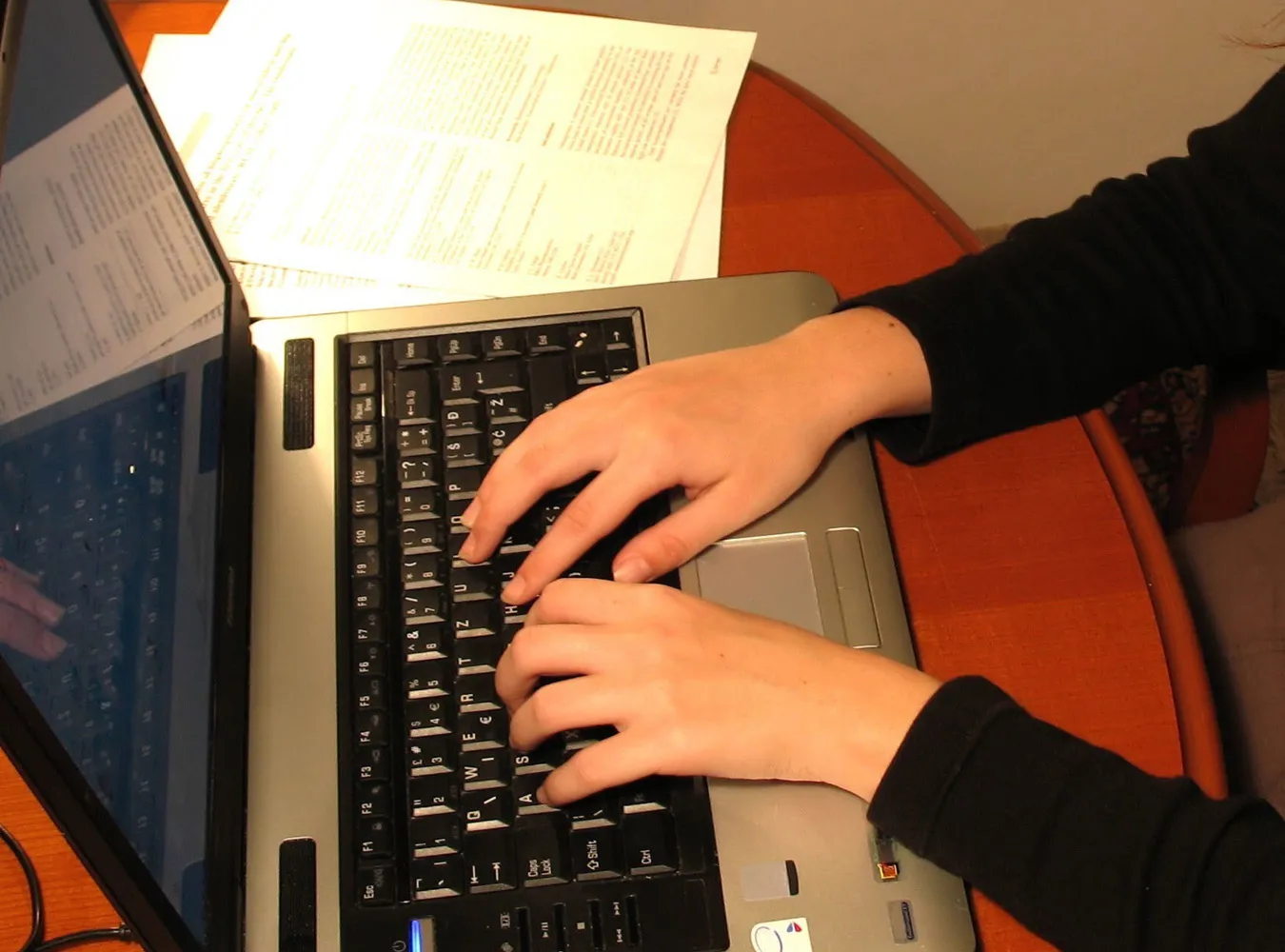 Zwolniona z pracy za Facebooka