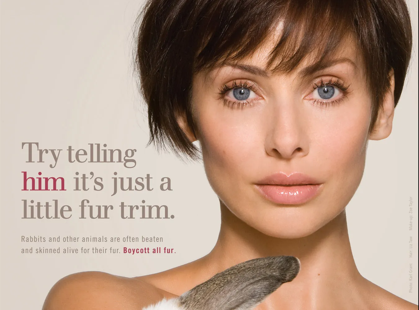 Naga piosenkarka przykryła się królikiem