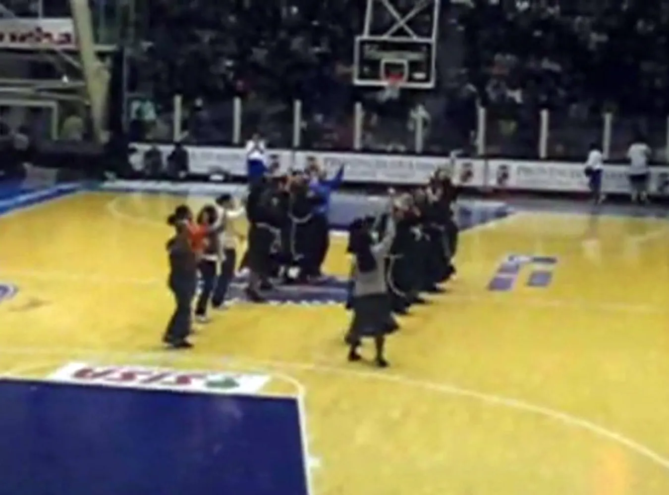 Czirliderki w habitach nawracają tańcem