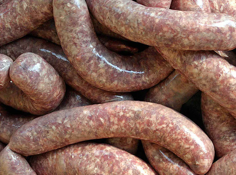 Zobacz, co siedzi w kiełbasie z marketu