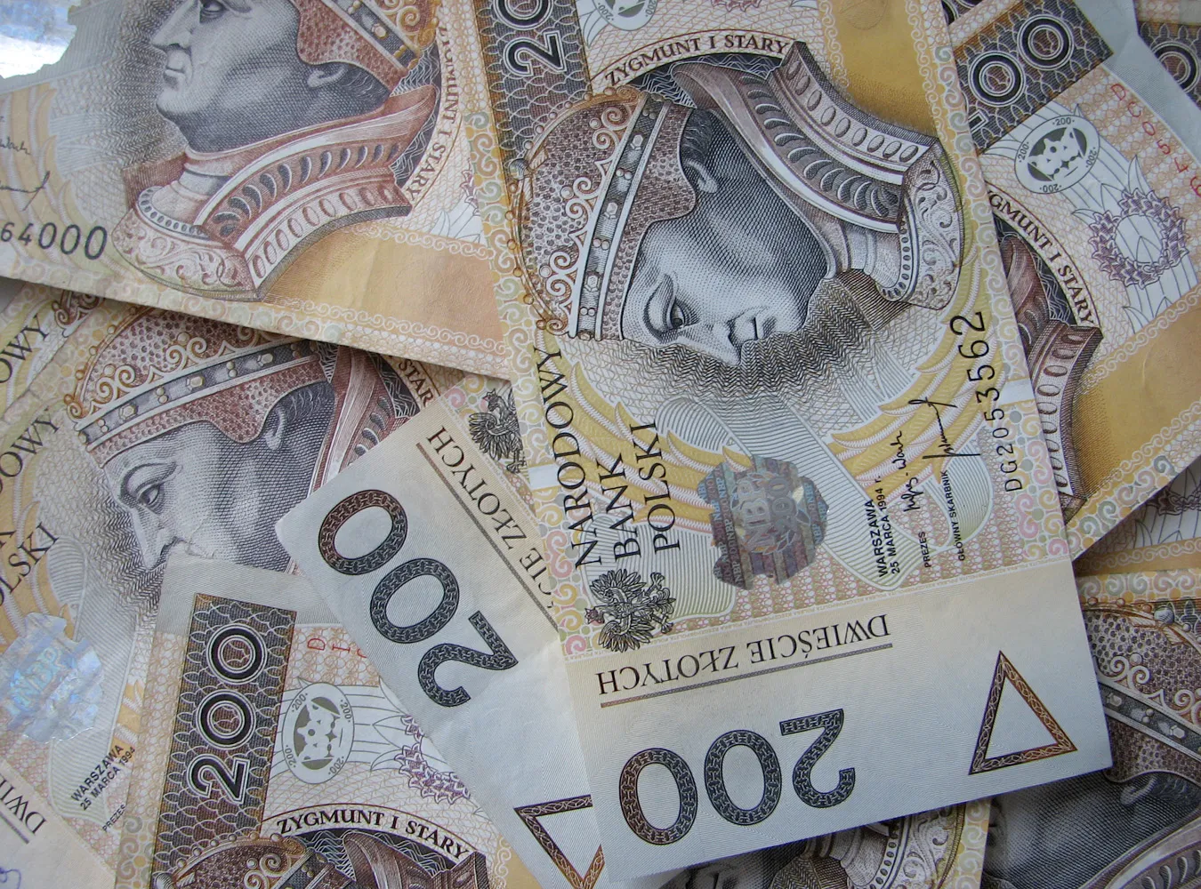 Rząd musi pożyczyć 200 miliardów