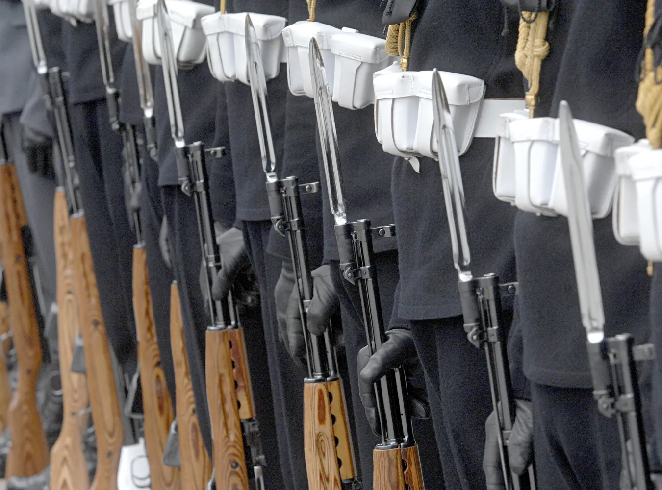 Wojskowa asysta do kościoła nie wchodzi