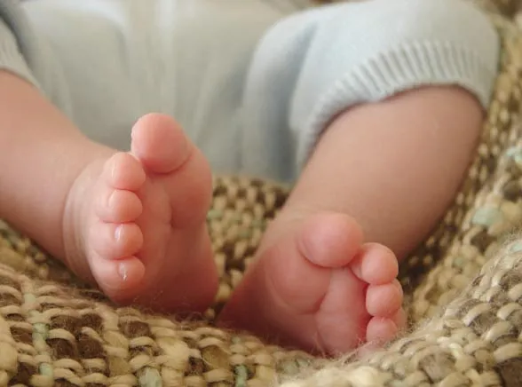 Noworodek leżał w torbie na przystanku