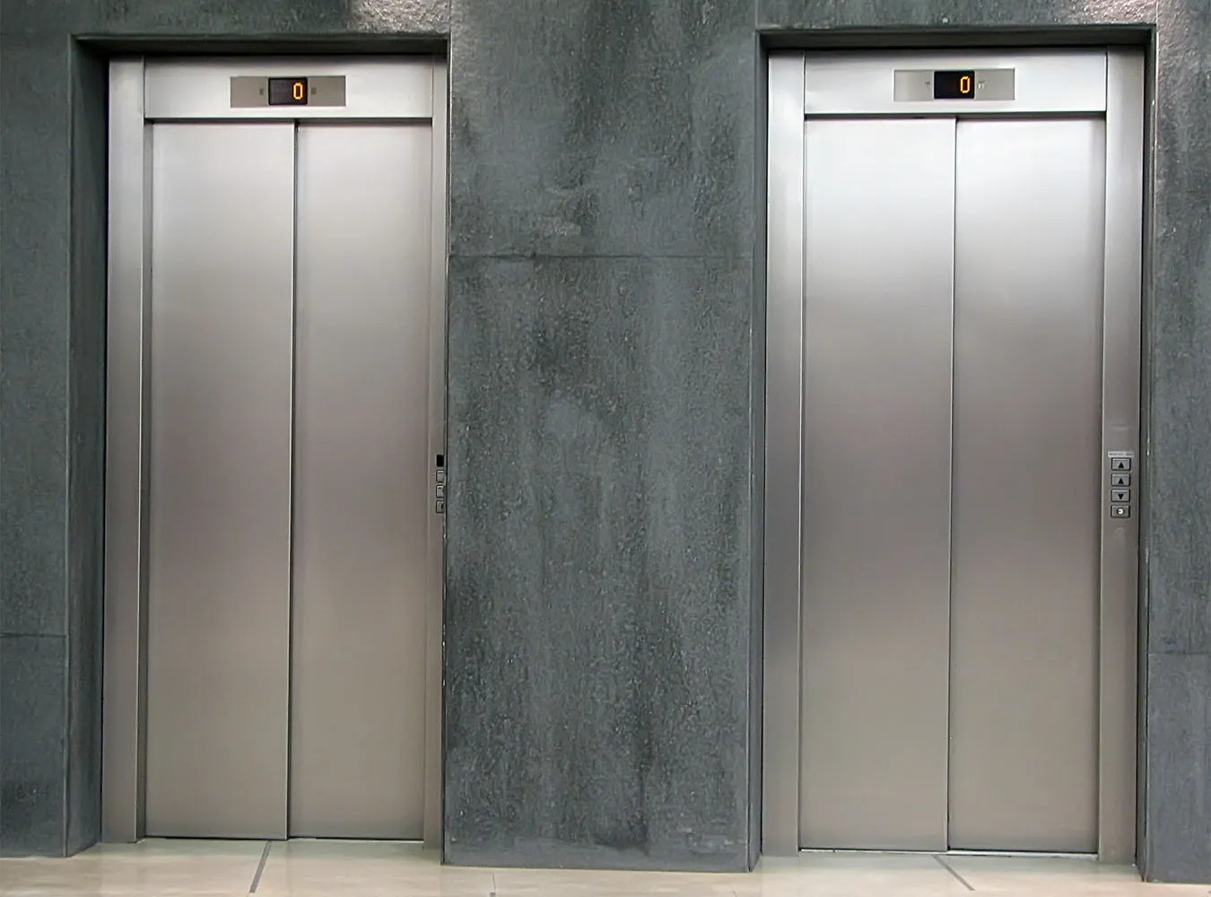 Urwała się winda z piłkarkami ręcznymi