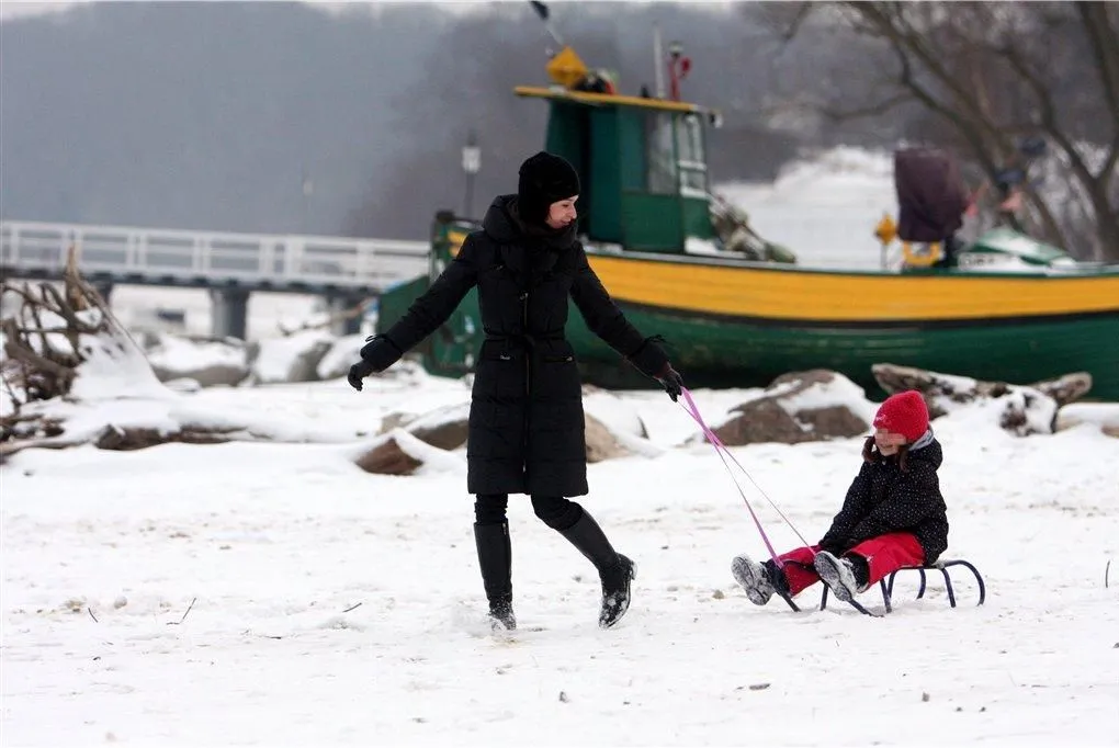 Wnuczki Kaczyńskiego na sankach od dziadka