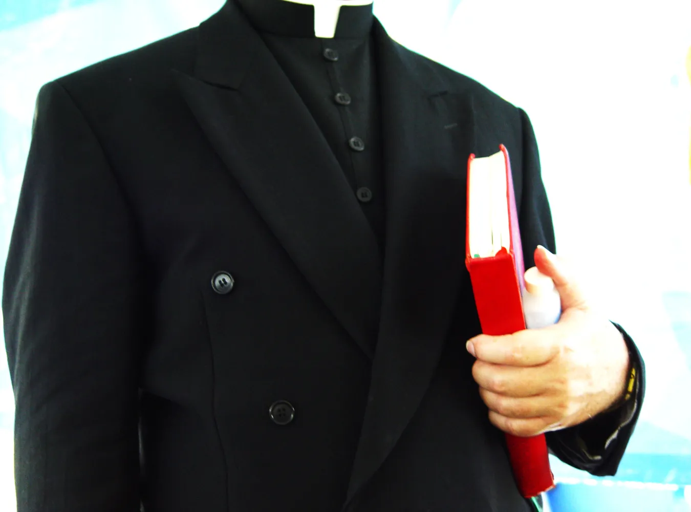 "Ksiądz też ma prawo do masażu"