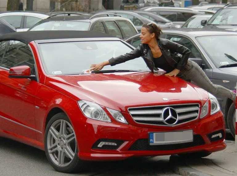 Tak parkuje Mucha. Głupota czy prowokacja?