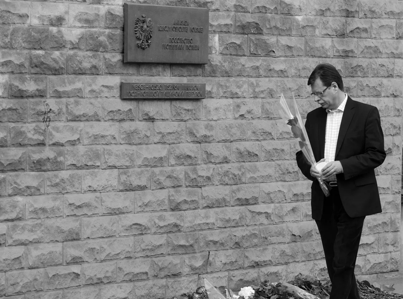 Rosjanie składają kwiaty pod ambasadą