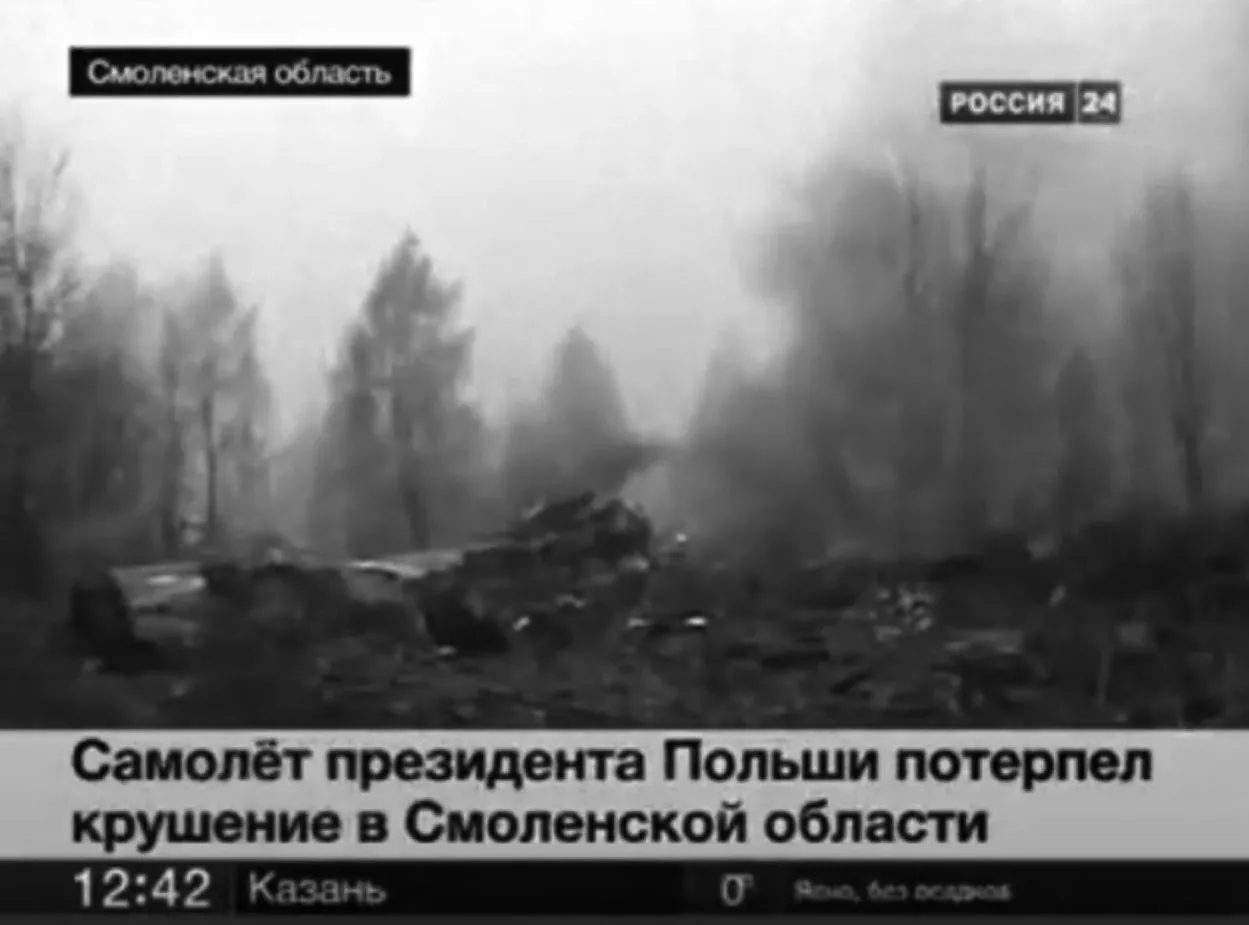Screen z telewizji. Katastrofa samolotu z Prezydentem