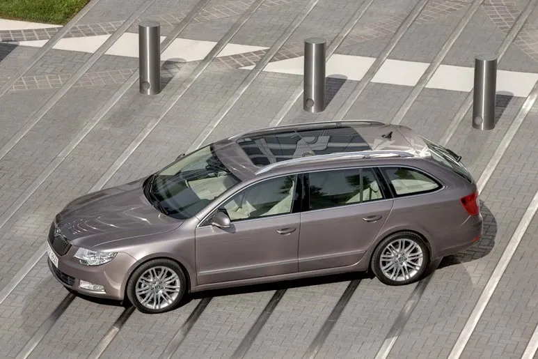 fr_skoda_superb_est_245712a_959350.jpg