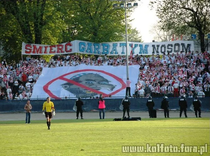 "Śmierć garbatym nosom". Skandal na meczu
