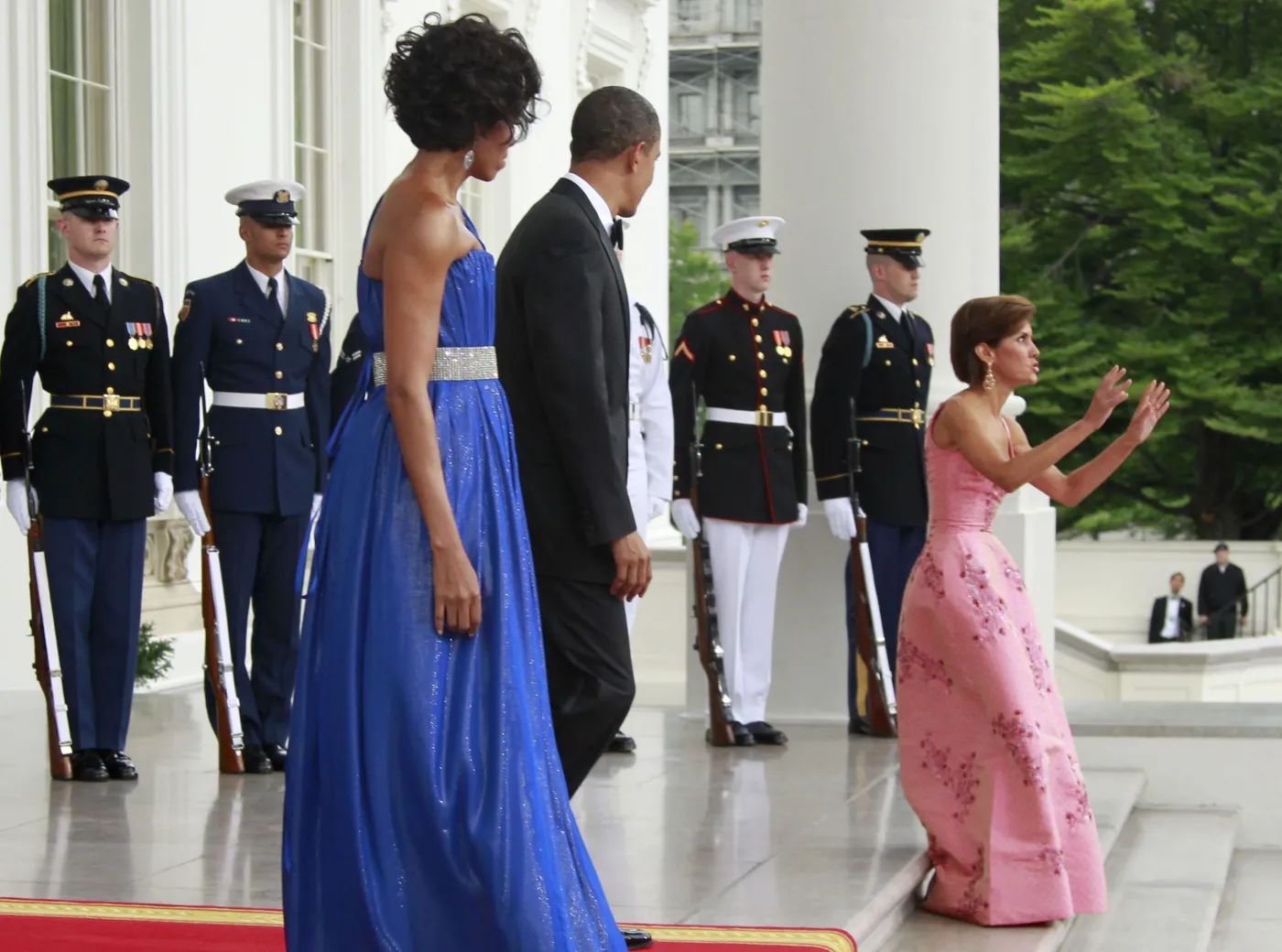 Wylądowała na pupie przed Obamą
