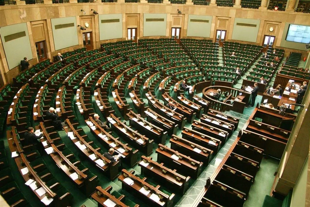 Aż osiemnastu posłów obradowało w Sejmie