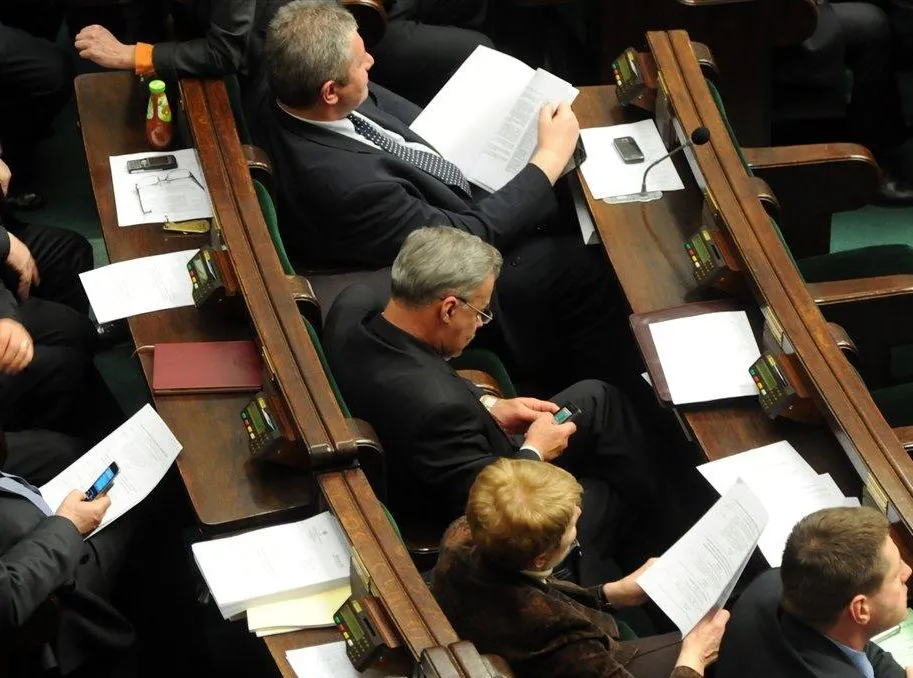 Ten poseł jest mistrzem bilarda na komórce