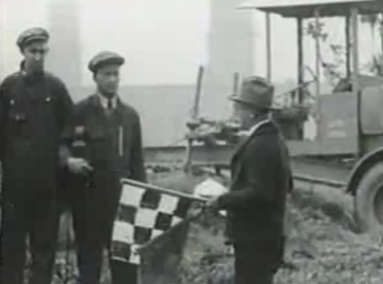 Zobacz szalony rajd traktorów z 1920