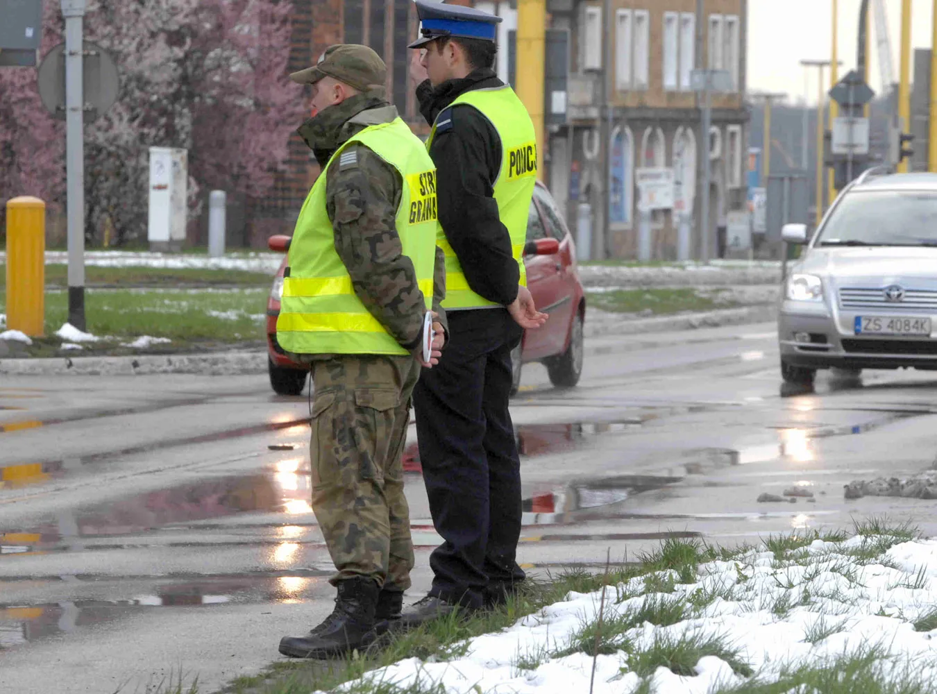 Policjanci i żołnierze chcą się zwalniać z pracy