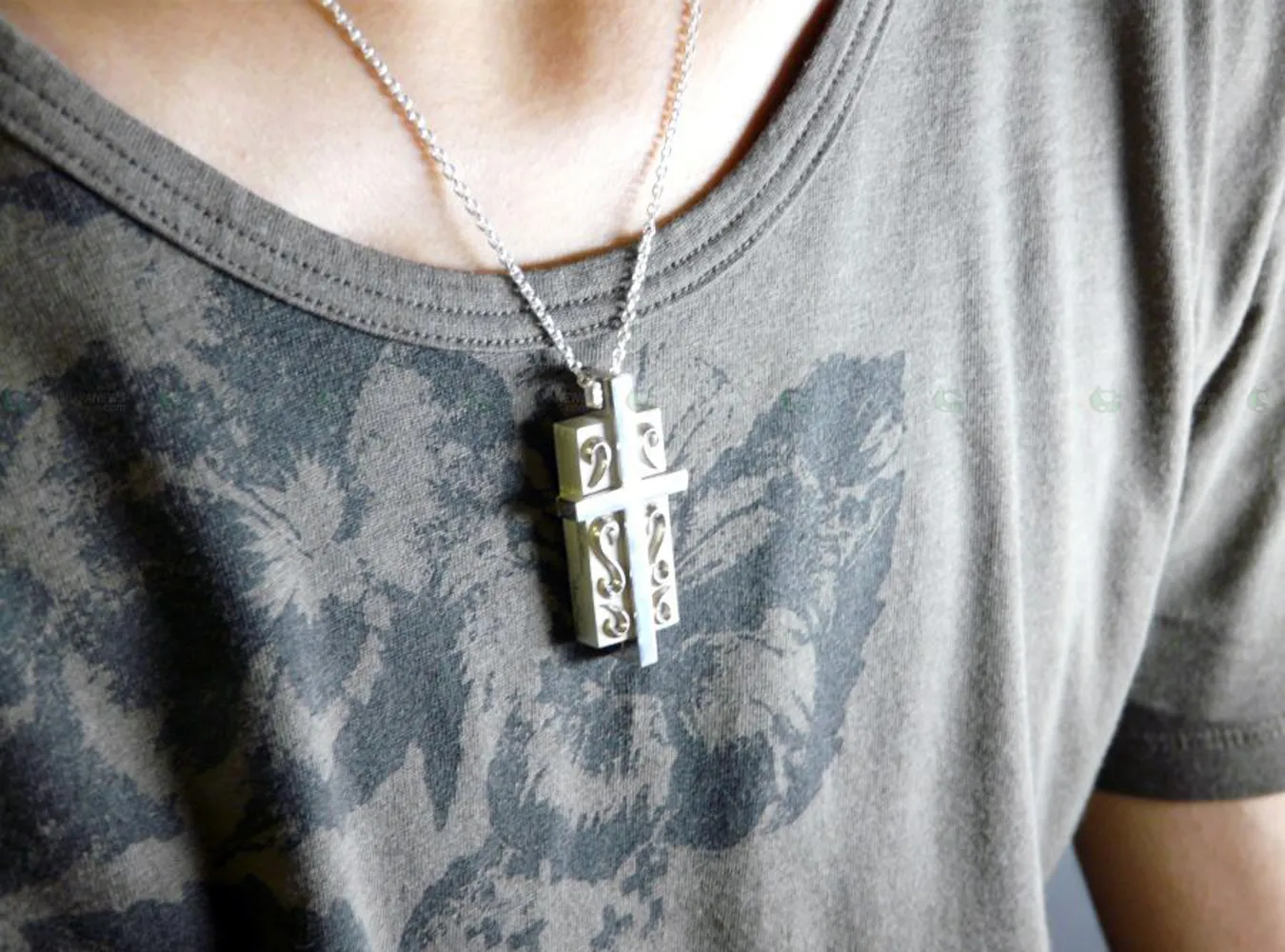 Srebrny krzyż-pendrive przerost stylu nad treścią