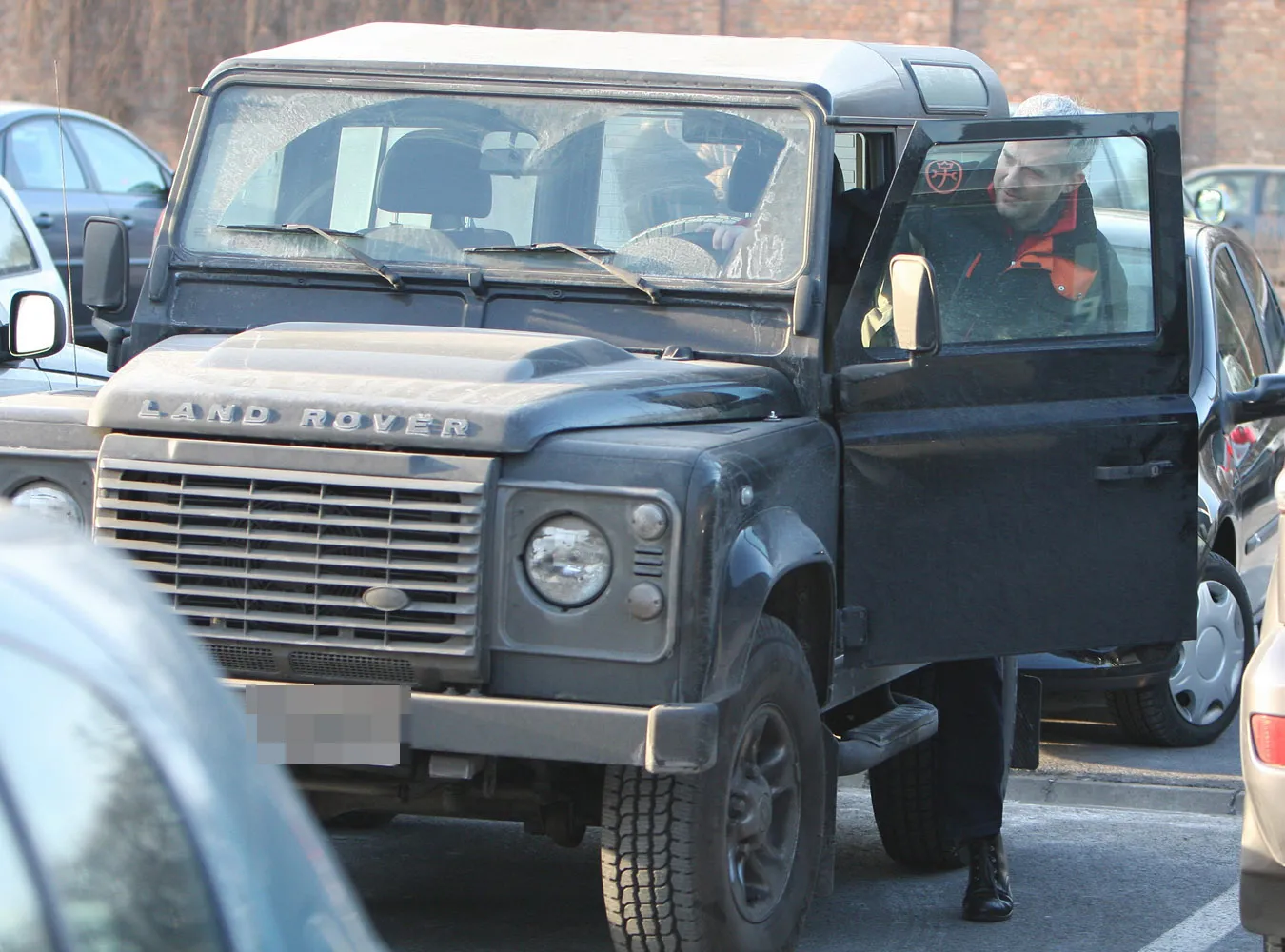 HUBERT URBANSKI Z KOBIETA NA ZAKUPACH W CENTRUM HANDLOWYM KLIF.

URBANSKI SAM UDJAE SIE NA KAWE A NASTEPNIE SPOTYKA SIE Z KOBIETA W SKLEPIE VISTULI GDZIE KUPUJA RAZEM DLA NIEGO GARNITUR ORAZ BUTY W GINO ROSSI.

ROZDZIELAJA SIE NA PARKINGU.



05.01.2008 WARSZAWA HUBERT URBANSKI Z KOBIETA NA ZAKUPACH W CENTRUM HANDLOWYM KLIF.

URBANSKI SAM UDJAE SIE NA KAWE A NASTEPNIE SPOTYKA SIE Z KOBIETA W SKLEPIE VISTULI GDZIE KUPUJA RAZEM DLA NIEGO GARNITUR ORAZ BUTY W GINO ROSSI.

ROZDZIELAJA SIE NA PARKINGU.



PO ZAKUPACH H. URBANSKI WSIADA DO WCZESNIEJ NIEZNANEGO NAM AUTA MARKI LAND ROVER MODEL DEFENDER.



05.01.2008 WARSZAWA