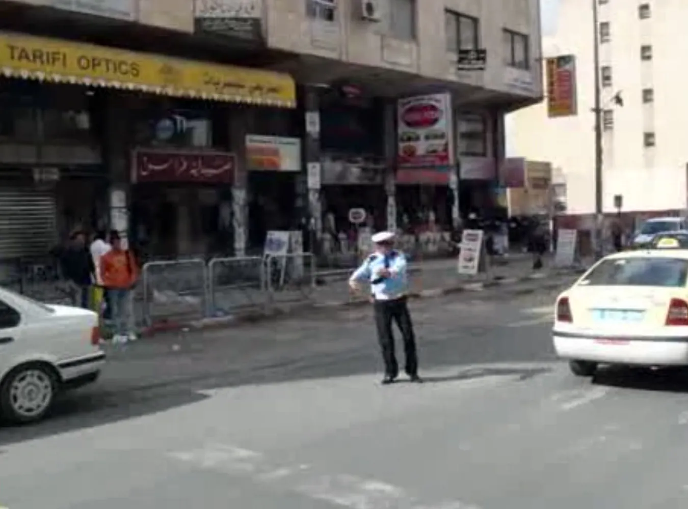 Tańcząc kieruje ruchem drogowym