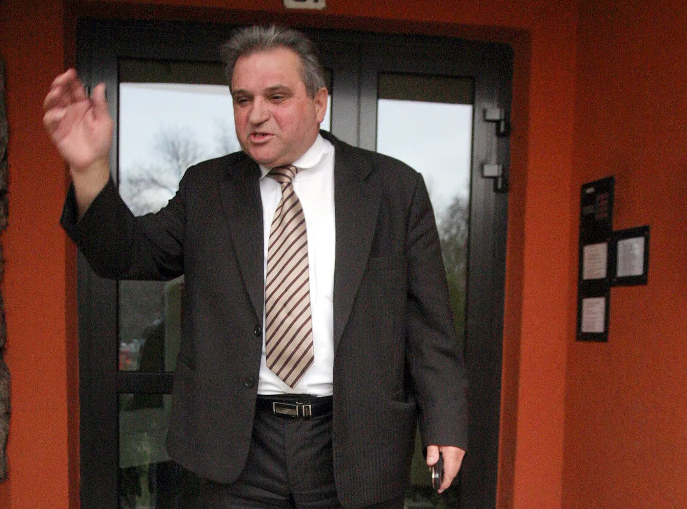 Paweł Brożek broni podejrzanego o korupcję