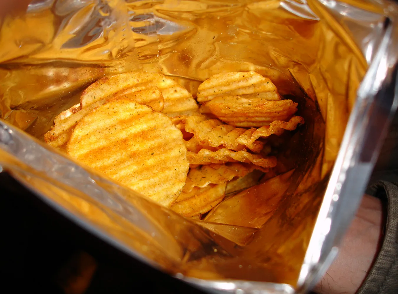 Od środy w brytyjskich supermarketach furorę robią osobliwe smaki chipsów