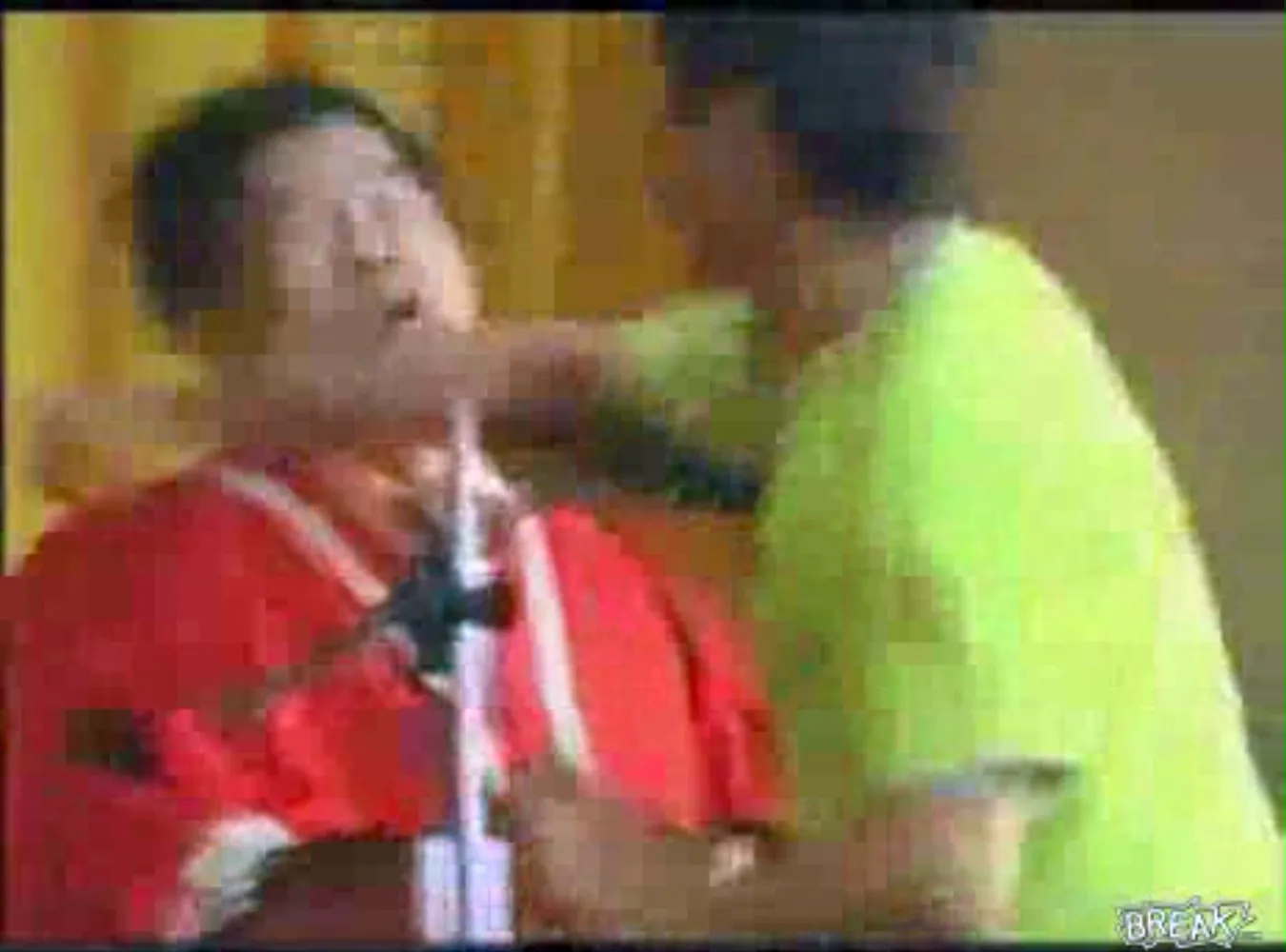 Student rozbił nos swojemu dziekanowi.