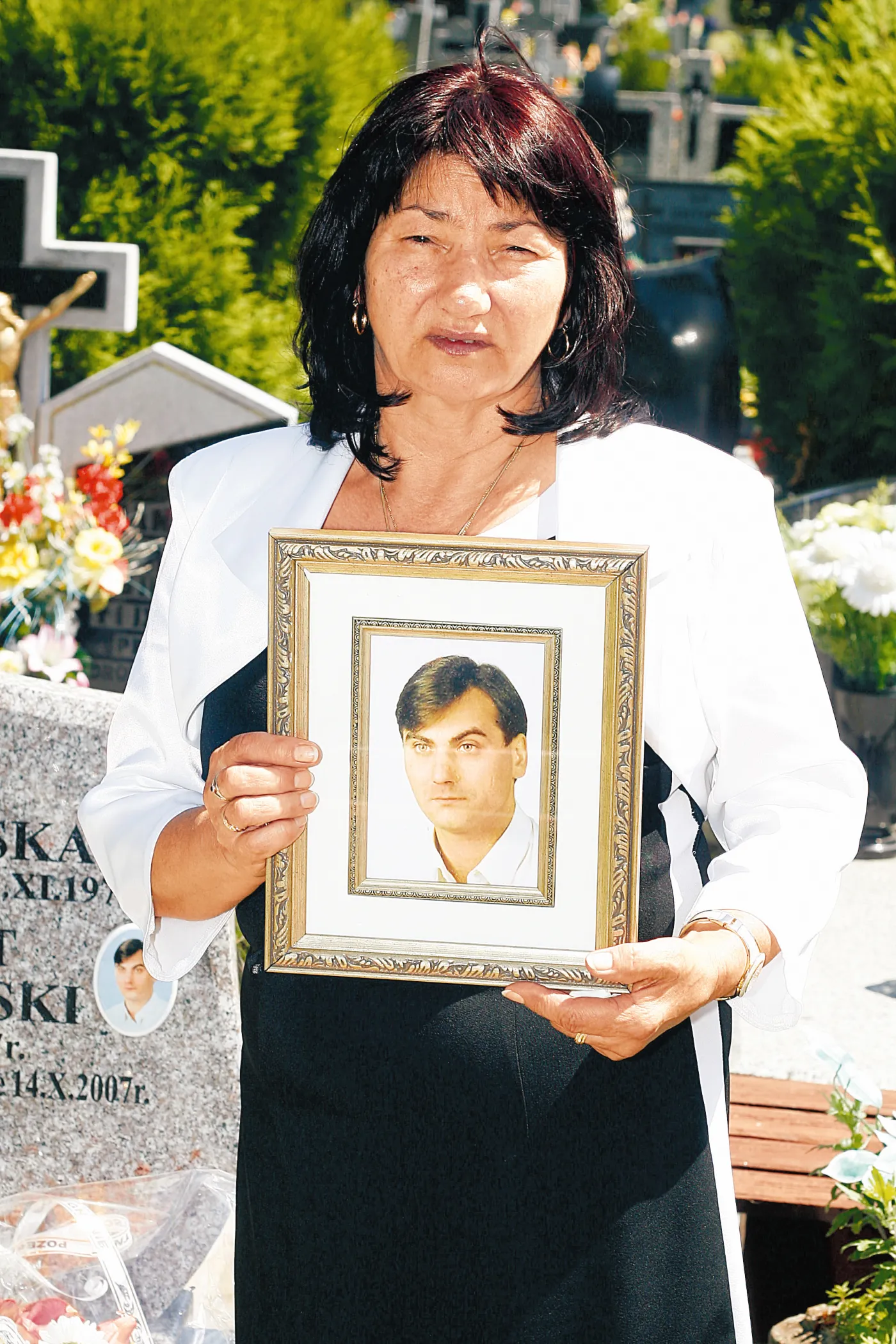 Zofia Cisowski z portretem zabitego syna