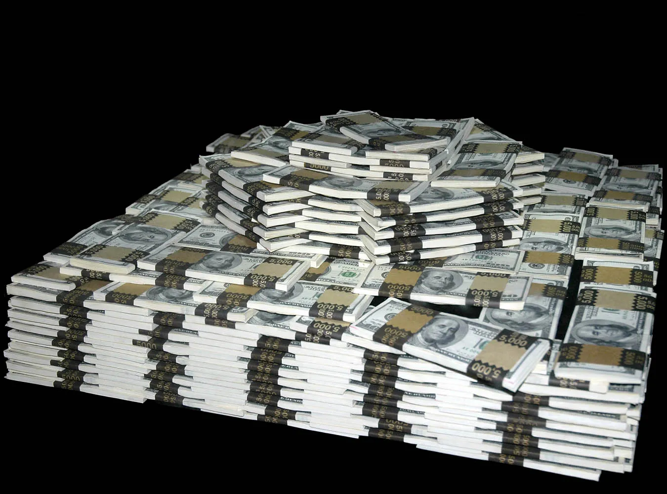 Bandyci ukradli tyle pieniędzy, że nie zmieściły się do samochodu