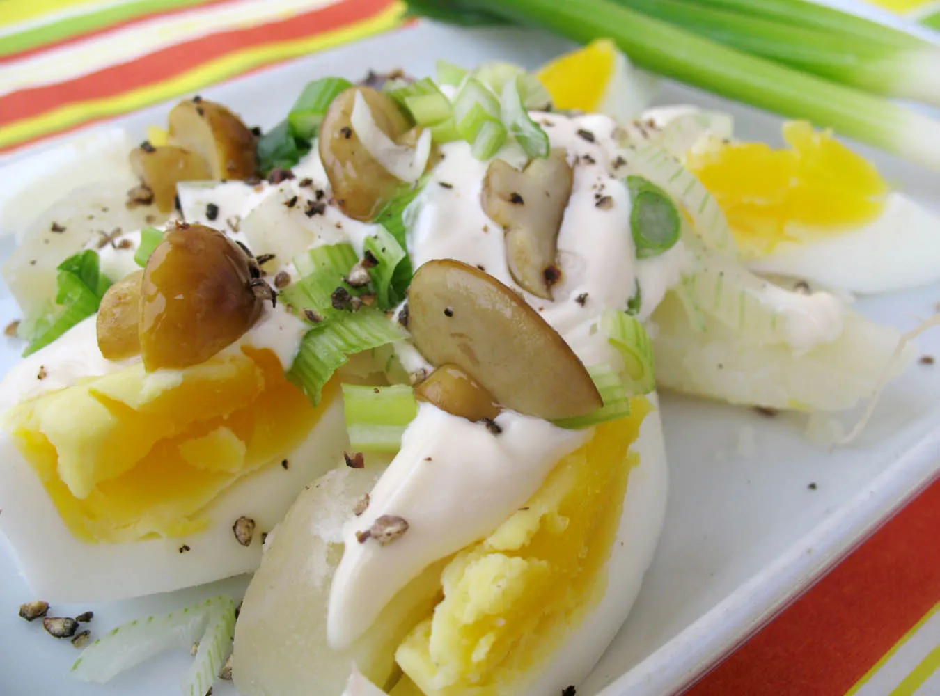 Sałatki z marynowanymi grzybkami