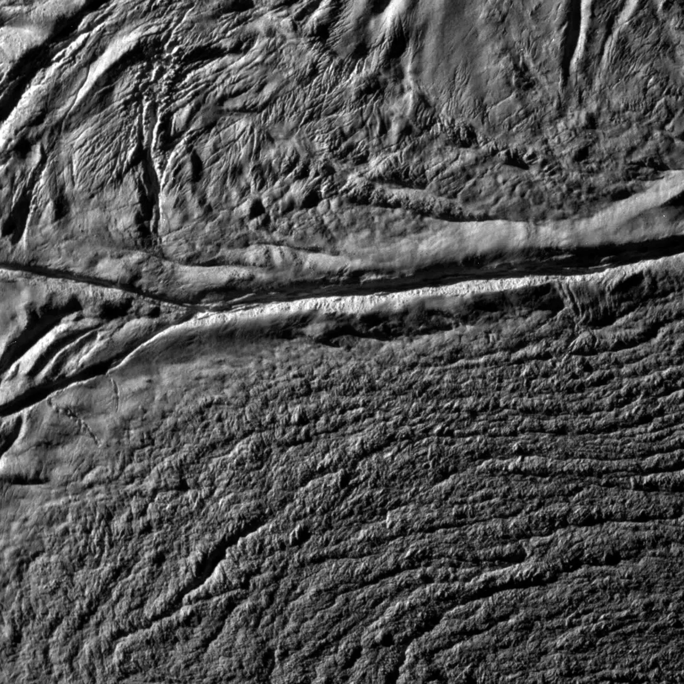 W kosmicznych fontannach może płynąć woda