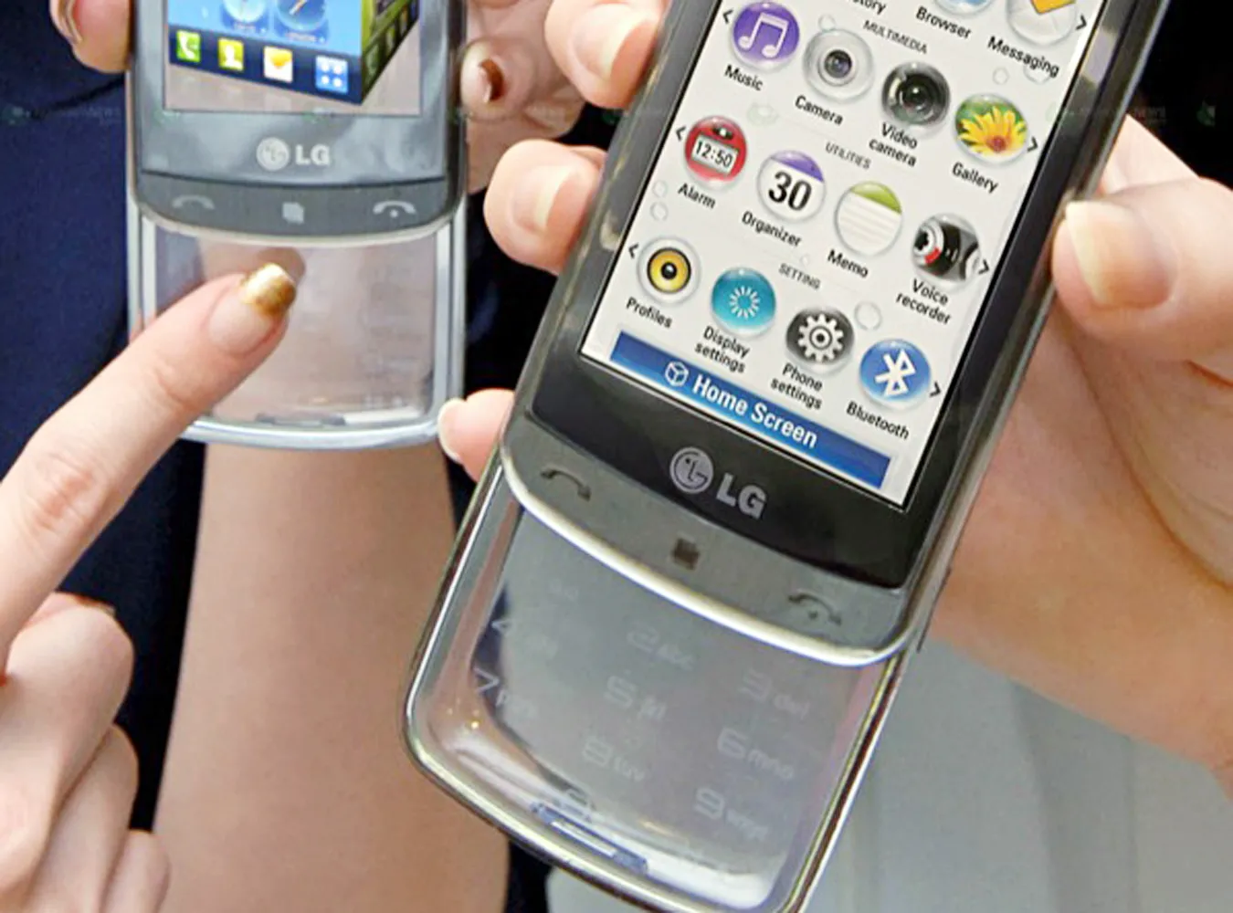 Zobacz telefon z przezroczystą klawiaturą