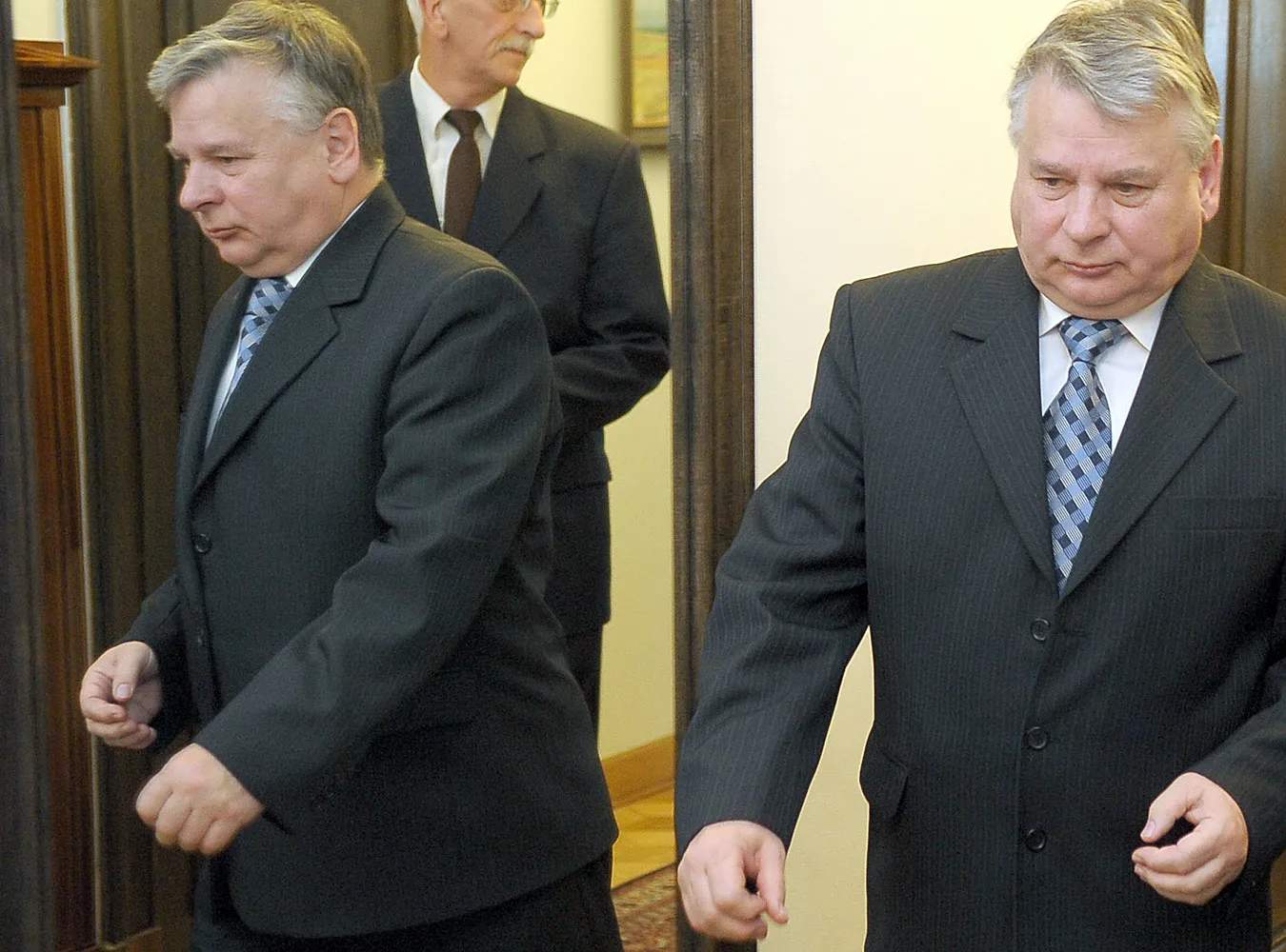 Partie wyrzucają pieniądze w błoto