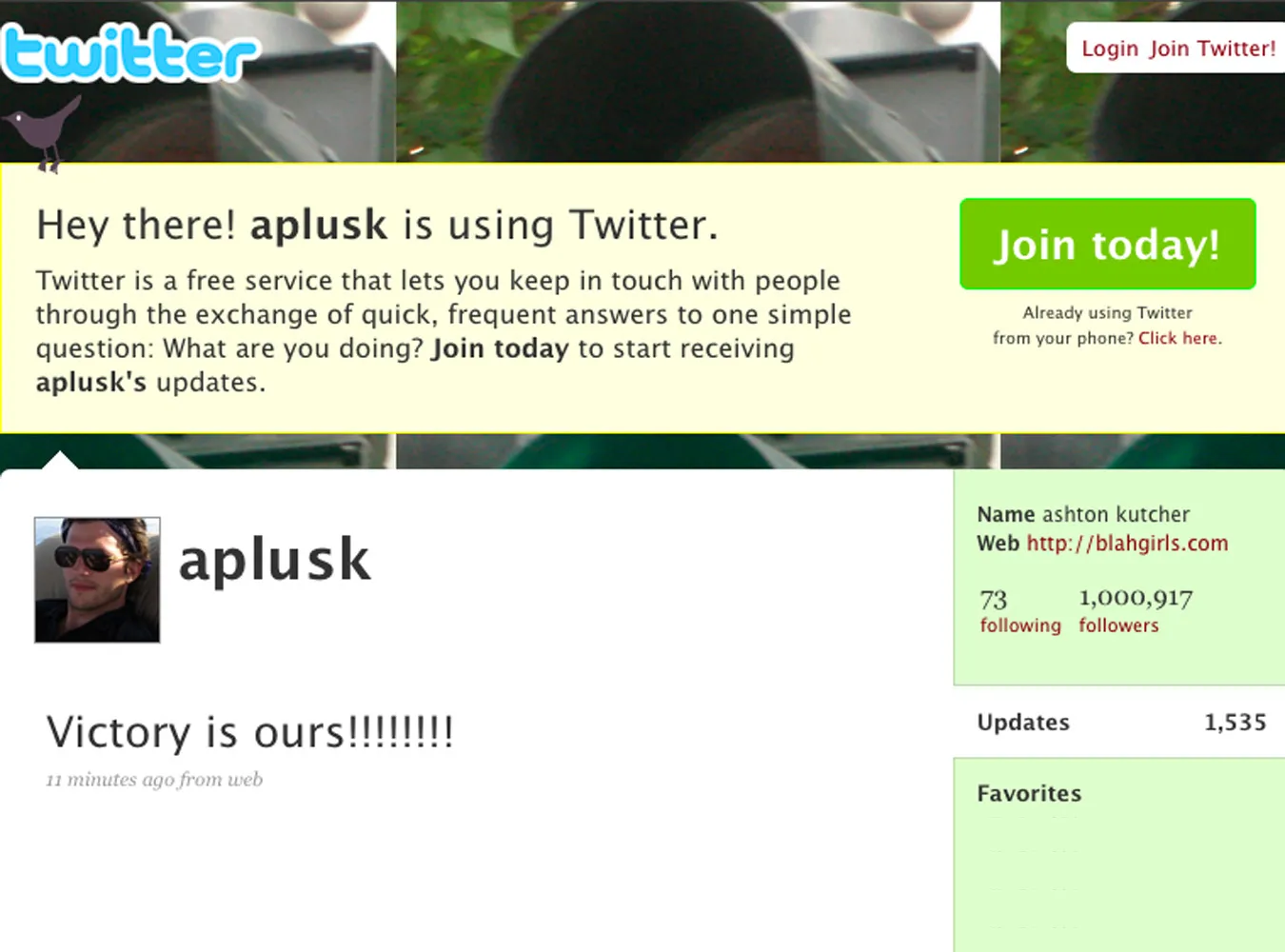 Ashton ma milion fanów na Twitterze