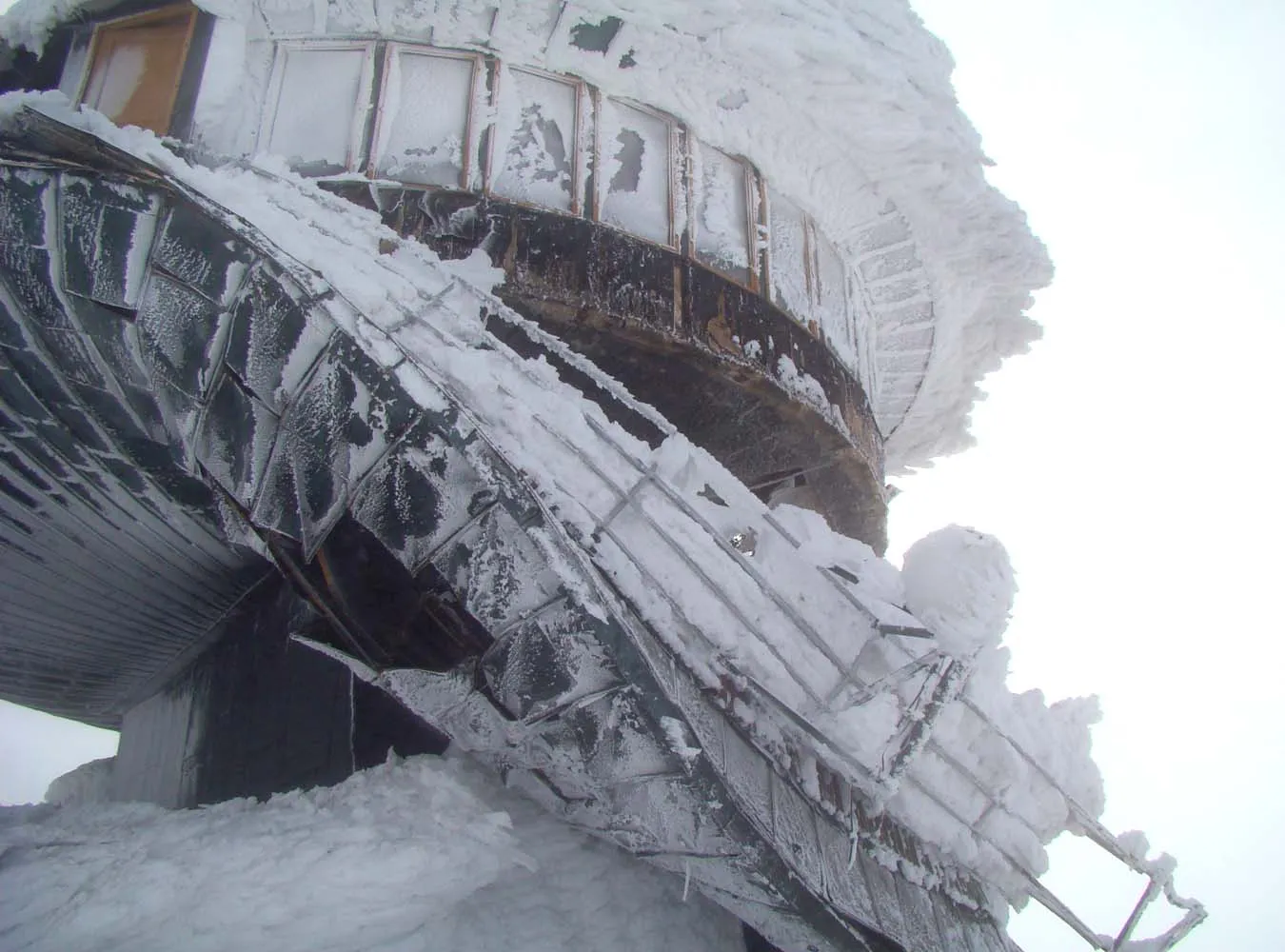 Zobacz zawalone obserwatorium na Śnieżce