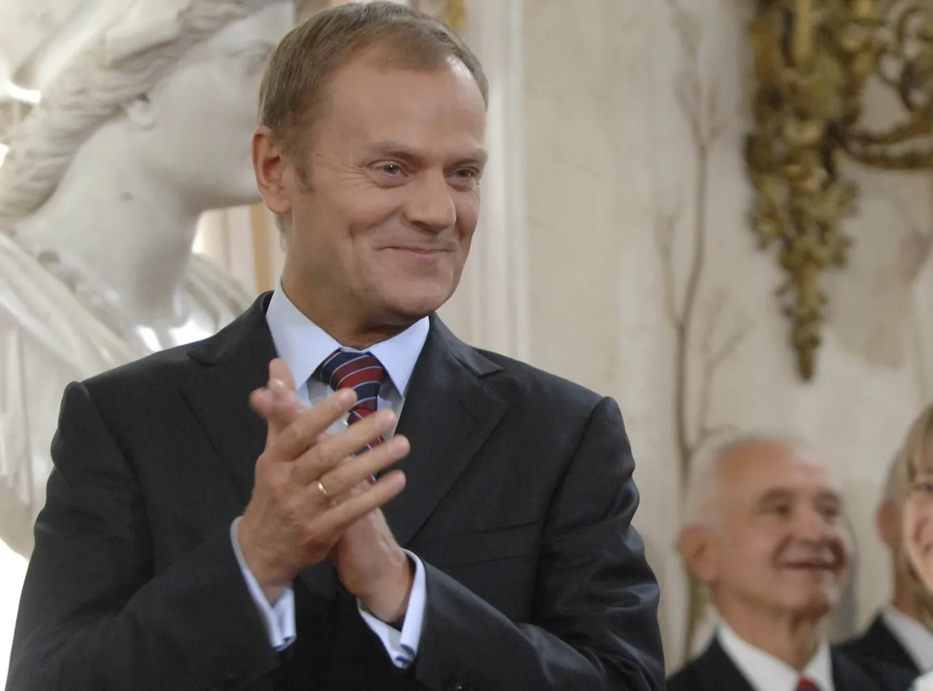 Tusk gratuluje Kwaśniewskiej popularności