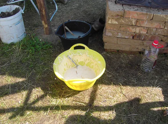 Rozbili nielegalny obóz na prywatnej łące