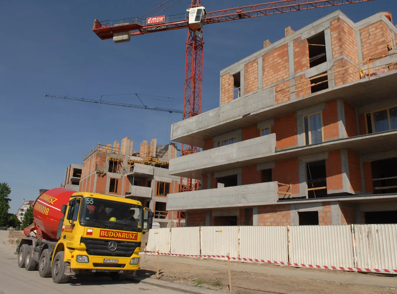 Rząd udaje łaskawcę, bo mieszkania staniały