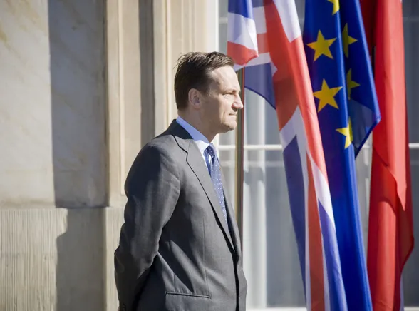 Sikorski otacza się grabami i sosną