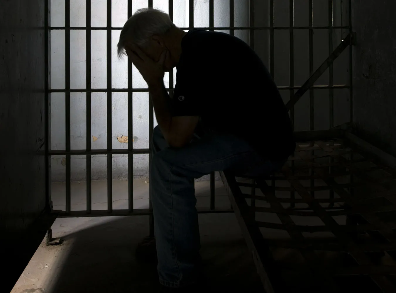 Gwałcił je ojciec, sąsiedzi wytykają palcami