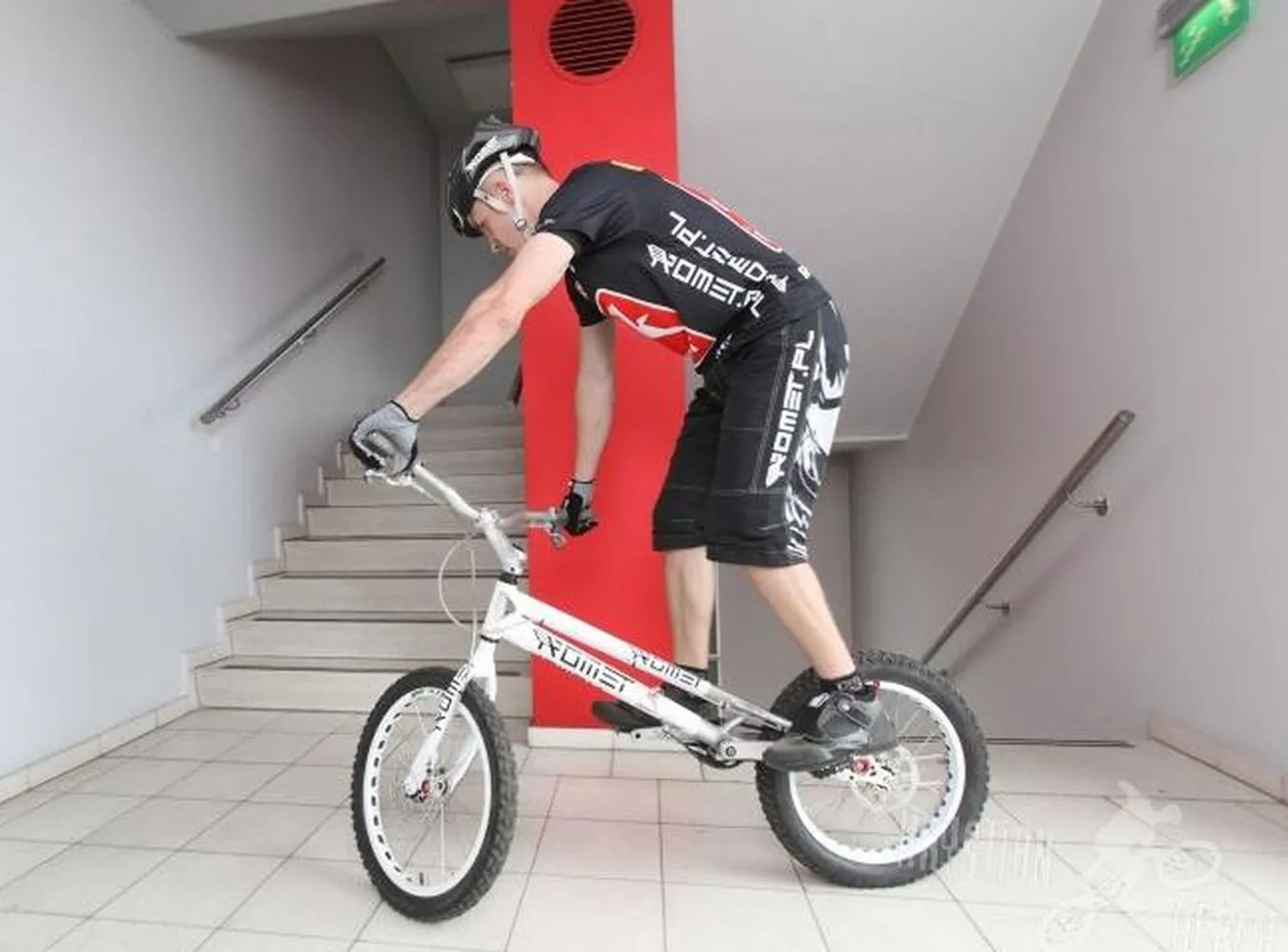 Wjechał rowerem na najwyższy budynek