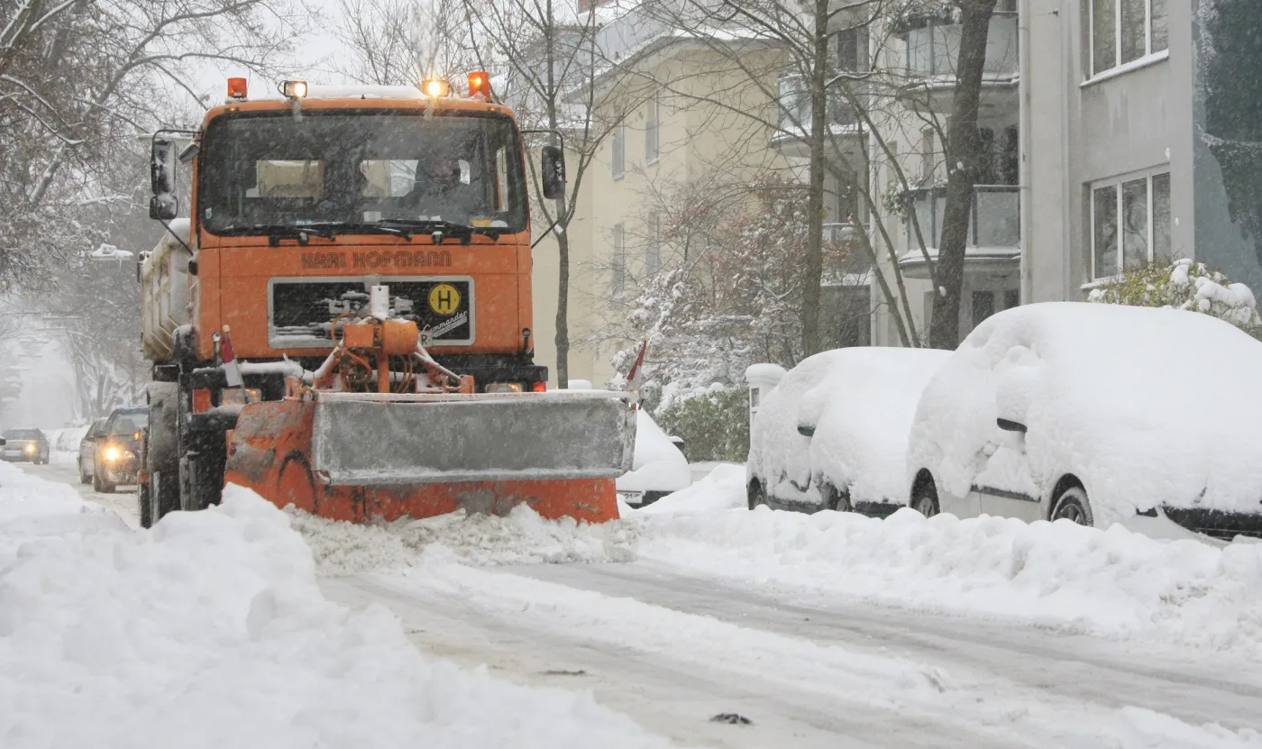 a_snowplough_drives_15089a_13610.jpg