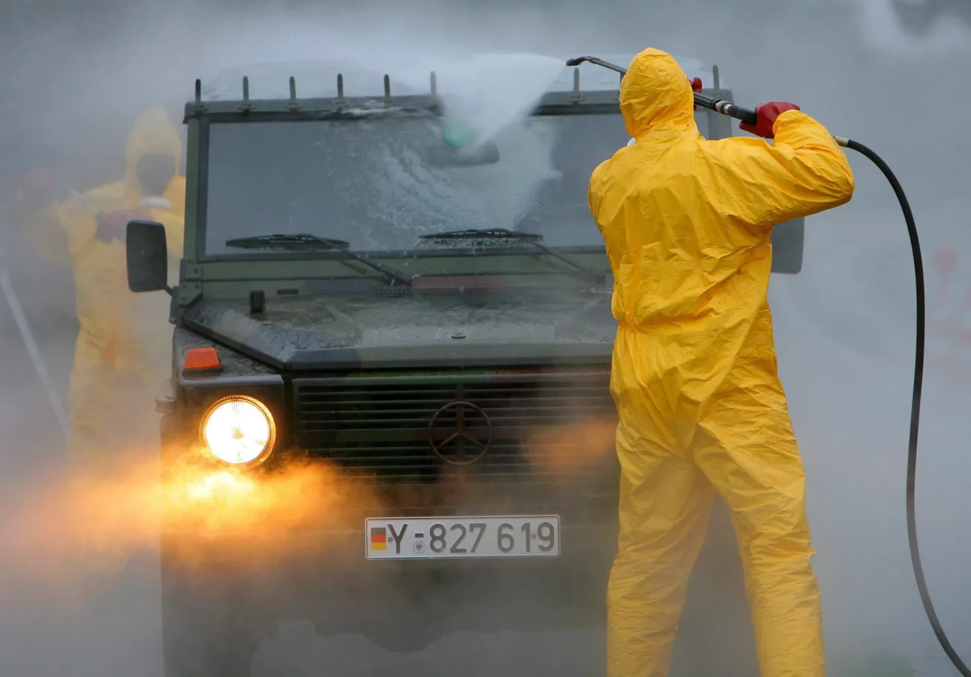 epa00651361 A German army vehicle is disinfected Thursday, 23 February 2006 after returning with a 30-vehicle convoy from a four-day search on German island of Ruegen. The convoy collected cadavers of birds that had succumbed to the H5N1 bird flu strain.  EPABernd Wuestneck
Dostawca PAPEPA.