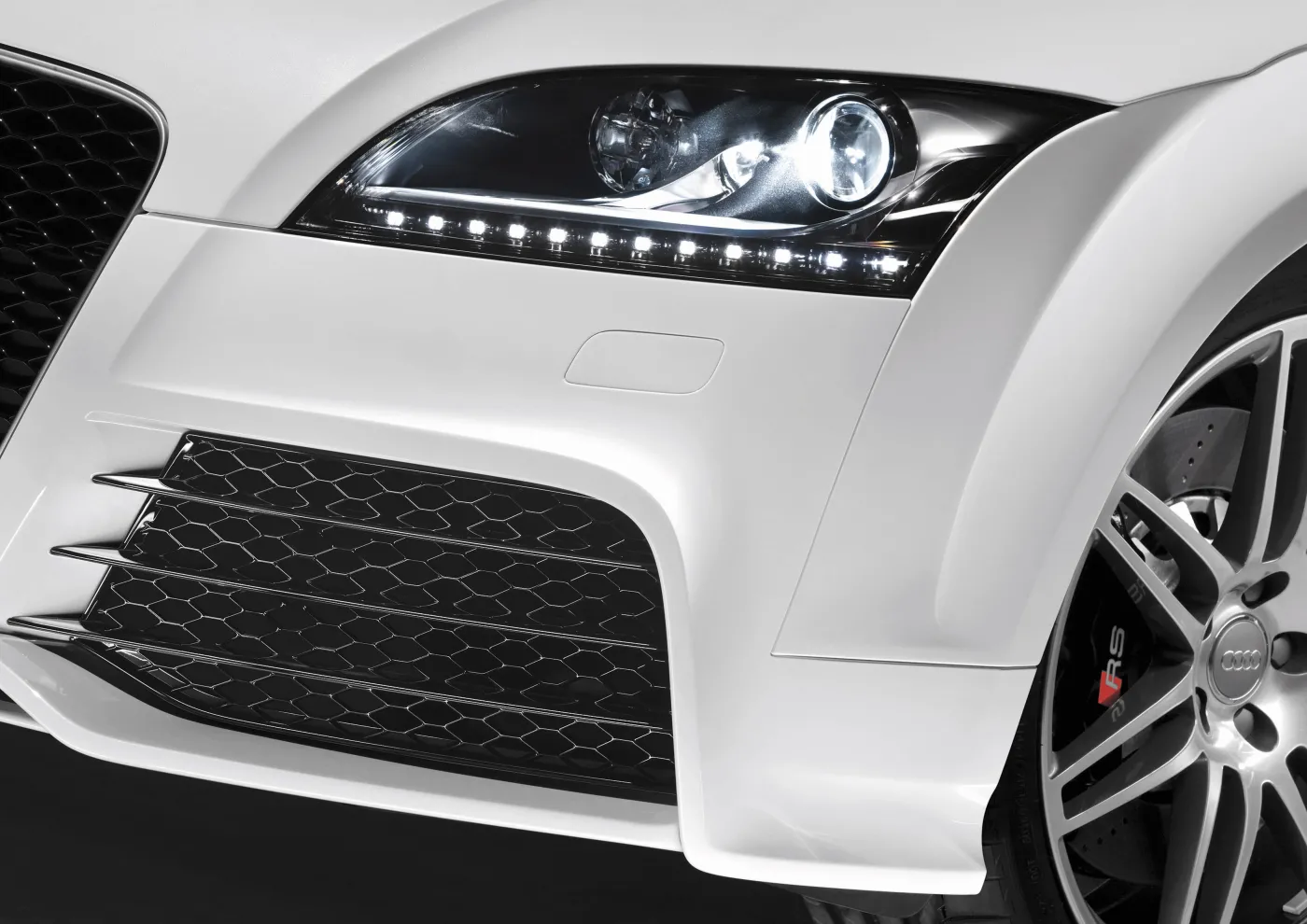 audi_tt_rs_detail_167837a_1299682.jpg