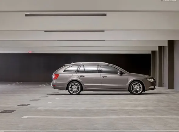 fr_skoda_superb_est_245719a_959934.jpg