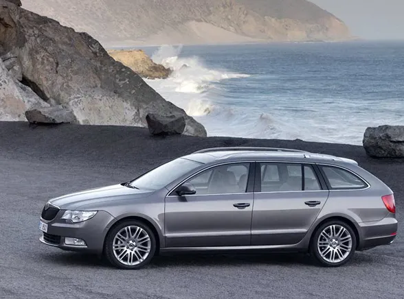 fr_skoda_superb_est_245710a_959188.jpg