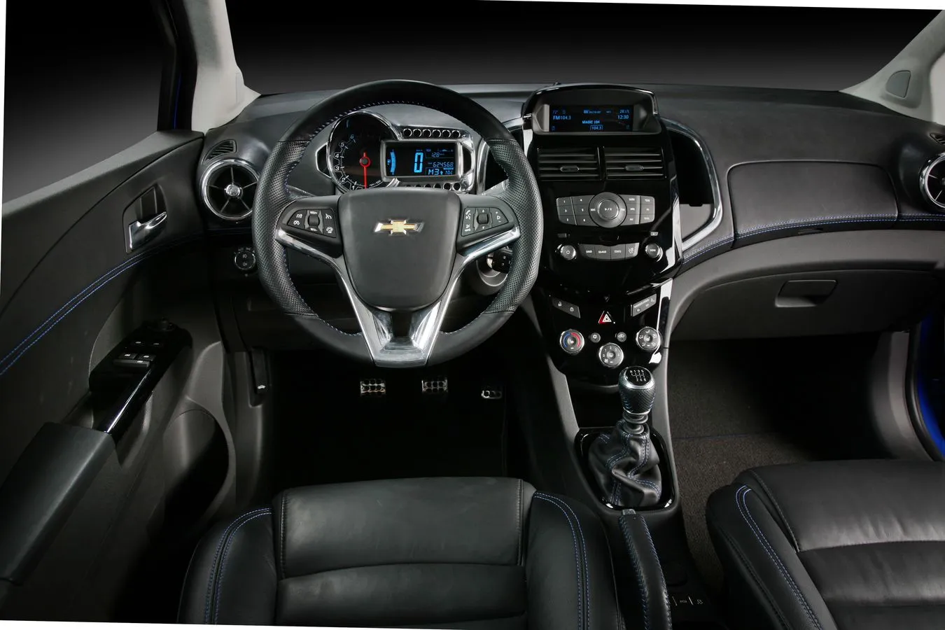 2011_chevrolet_aveo_266704a_406004.jpg