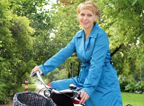 warszawa 10 08 2006Paulina Holtz na rowerze , rewer , dziewczynafot Rafal Meszka