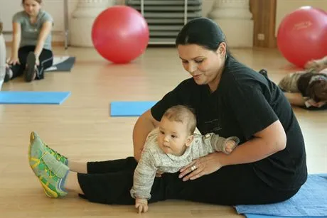 Aktywna mama ćwiczy razem z dzieckiem
