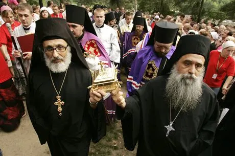 duchowni_nios_relikw_7883a_1411000.jpg